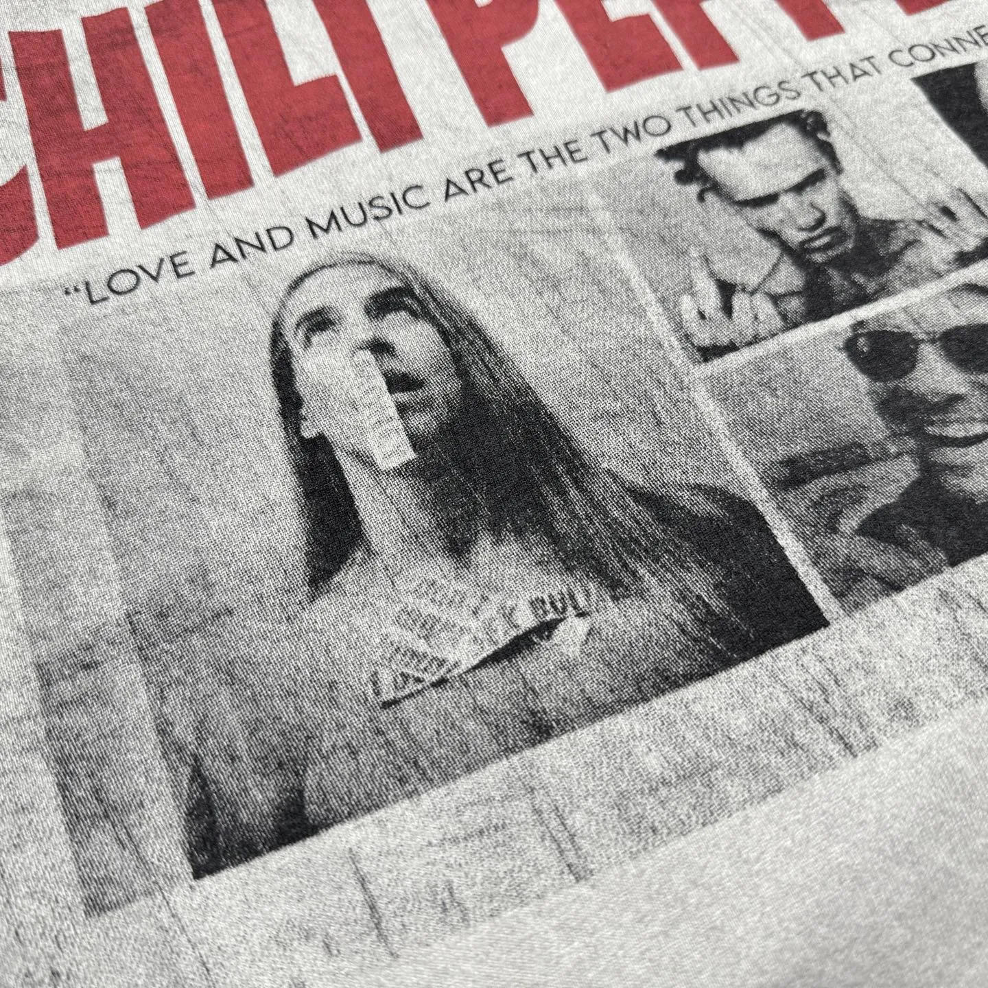 P158 # CTS-98 Saint 26SS RHCP Red Hot Chili Peppers co-branded long sleeves. Original washed 260g pure cotton fabric. Retro single-stitch heaven and earth stitch technology. Heavy Assut fermentation mill washing water. Invincible hand feel and texture. Size: S M L The most common and complex single-needle sewing process (commonly known as single-thread heaven and earth stitch) among vintage vintage brands such as Michael. White ink direct-injection printing is clear and delicate. Heavy distressed washing process. Special cement gray effect that can only be achieved by multiple washings. Absolutely invincible texture and feel. Perfectly achieves the natural retro high-end sense of vintage. Distinguishes the hard and uncomfortable garbage washing effect.